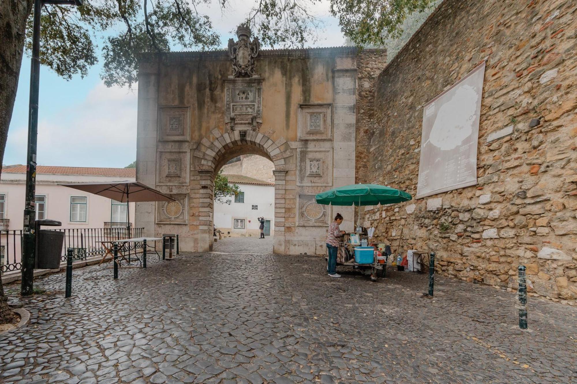 Ferienwohnung Stylish Getaway In A Mezzanine Flat By The Castle Lissabon Exterior foto