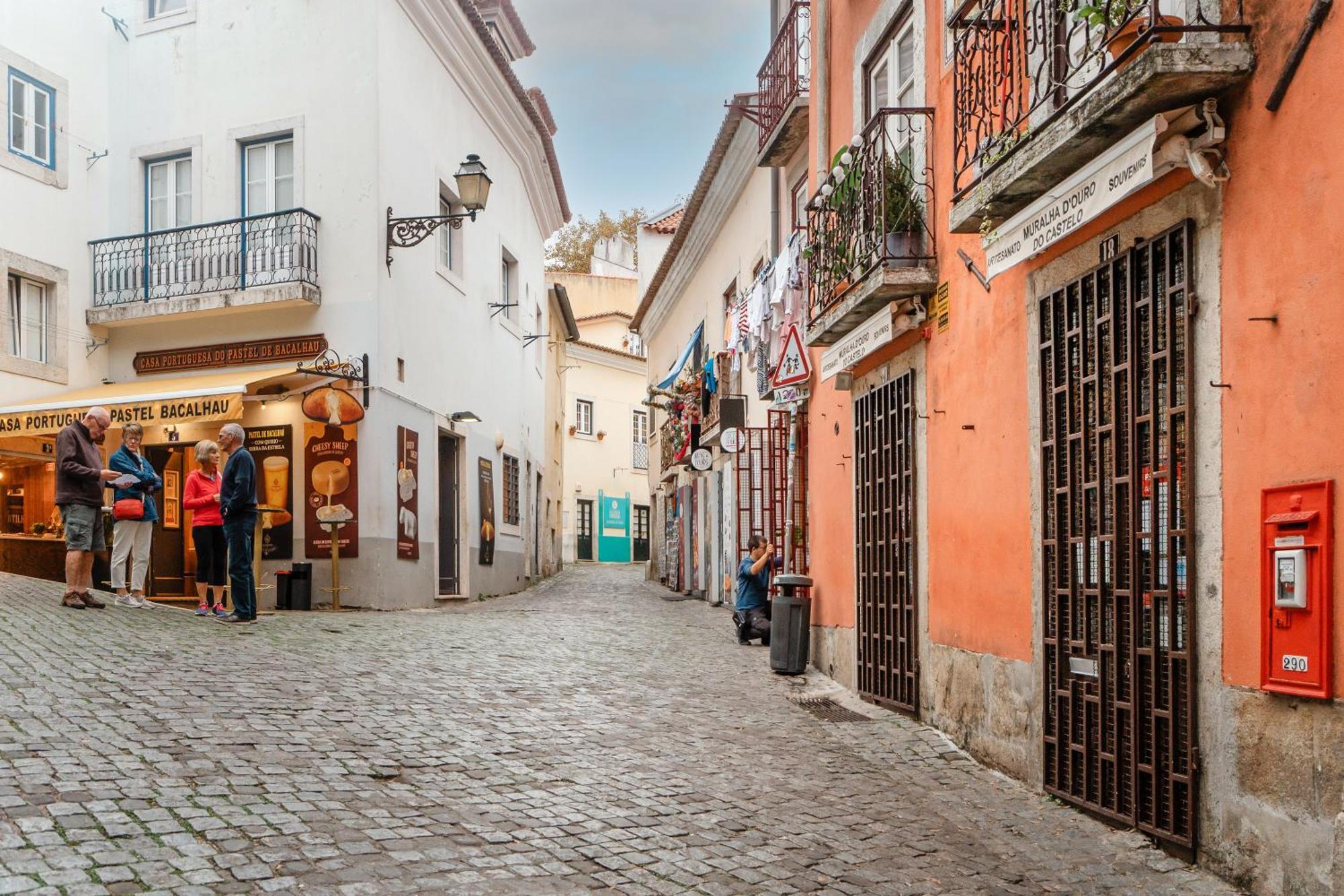 Ferienwohnung Stylish Getaway In A Mezzanine Flat By The Castle Lissabon Exterior foto