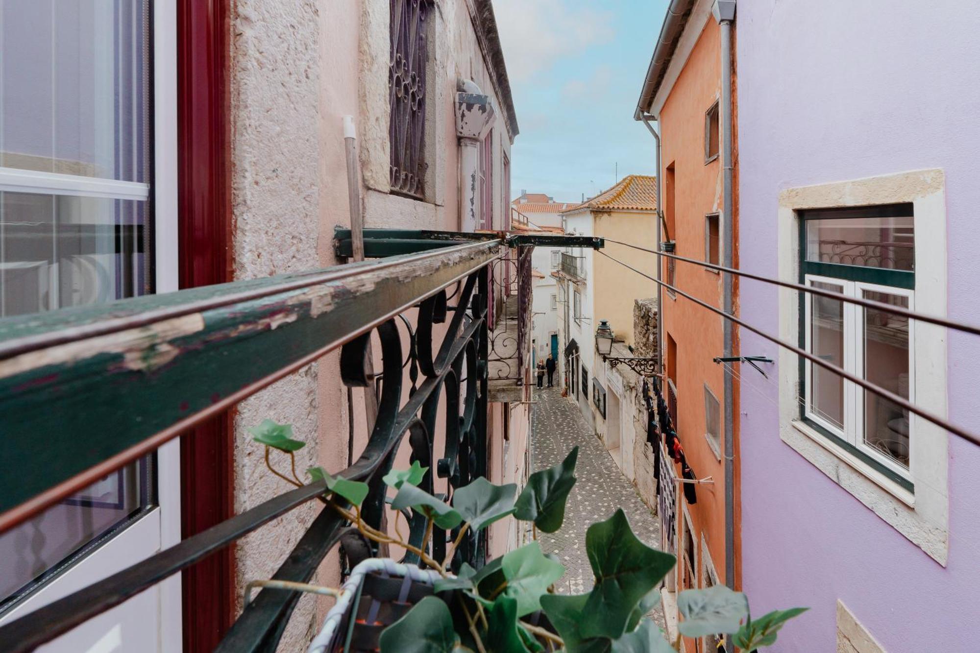 Ferienwohnung Stylish Getaway In A Mezzanine Flat By The Castle Lissabon Exterior foto